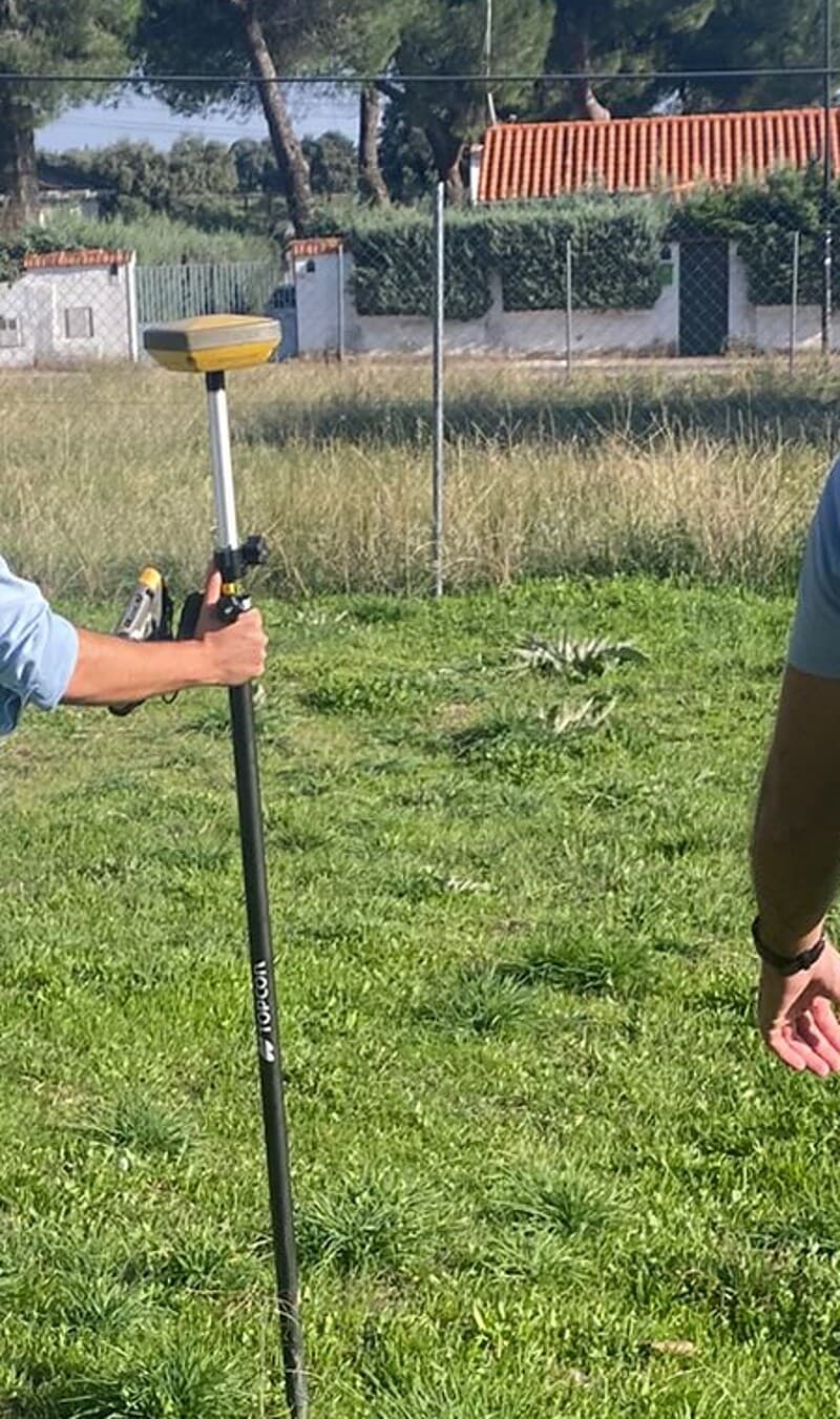 Receptor GNSS Topcon HiPer SR montado sobre jalón durante un levantamiento